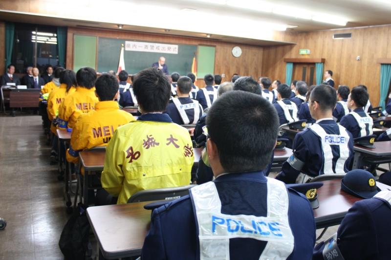 大学名の入ったジャンパーを着て出発式に参加したボランティア協議会メンバー