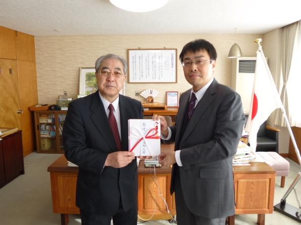 岩泉町の中居副町長（左）と田中経営学部長