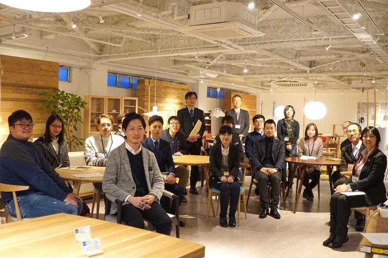 日進木工株式会社ショールームで記念撮影