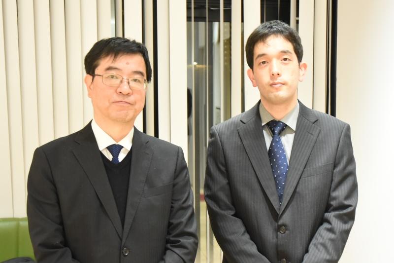 大野真弘さん（右）と近藤敦学部長