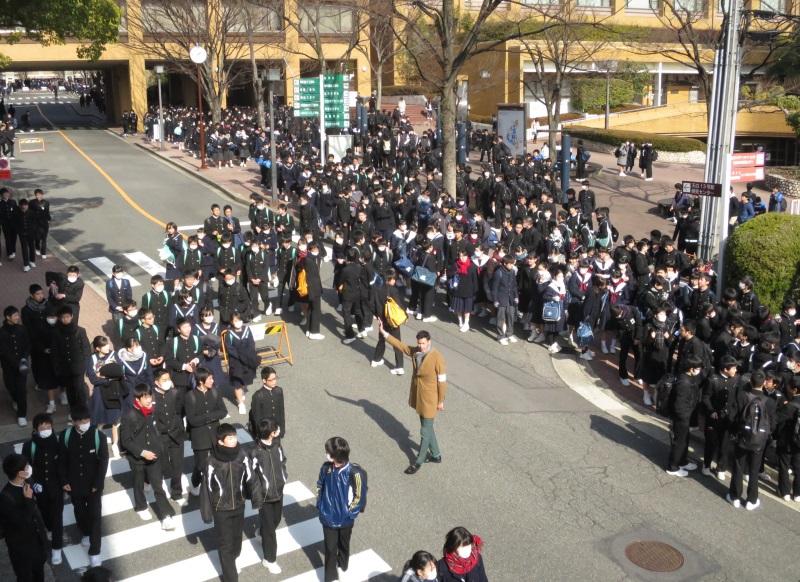 試験を終えて帰途に就く中学生と構内整理にあたる職員＝天白キャンパスで