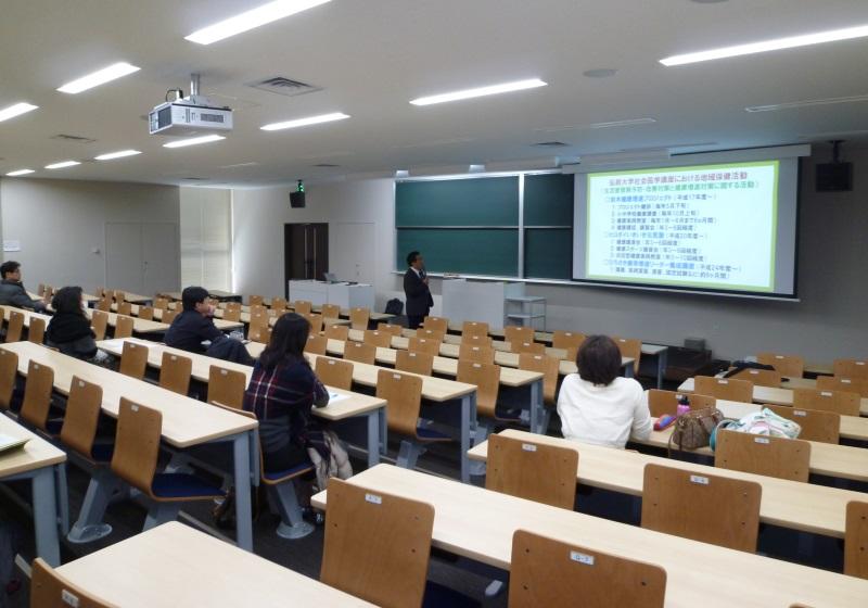 講演する梅田教授