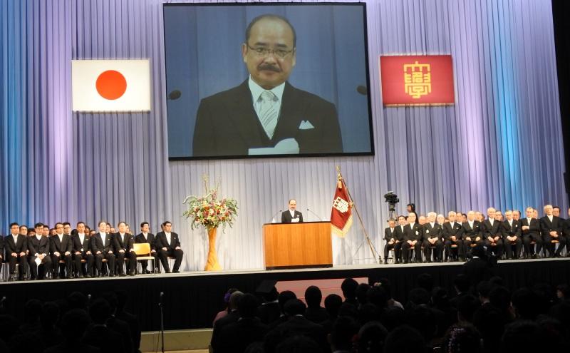 告辞を述べる吉久光一学長