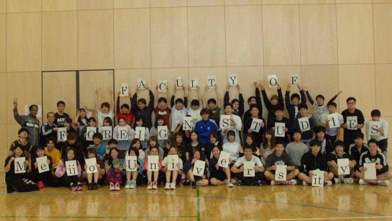 記念写真に納まる外国語学部の学生ら