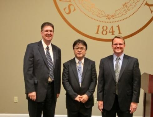 左からRoger Lander教授, 亀井浩行教授, Michael Crouch薬学部長（2014年6月より就任）