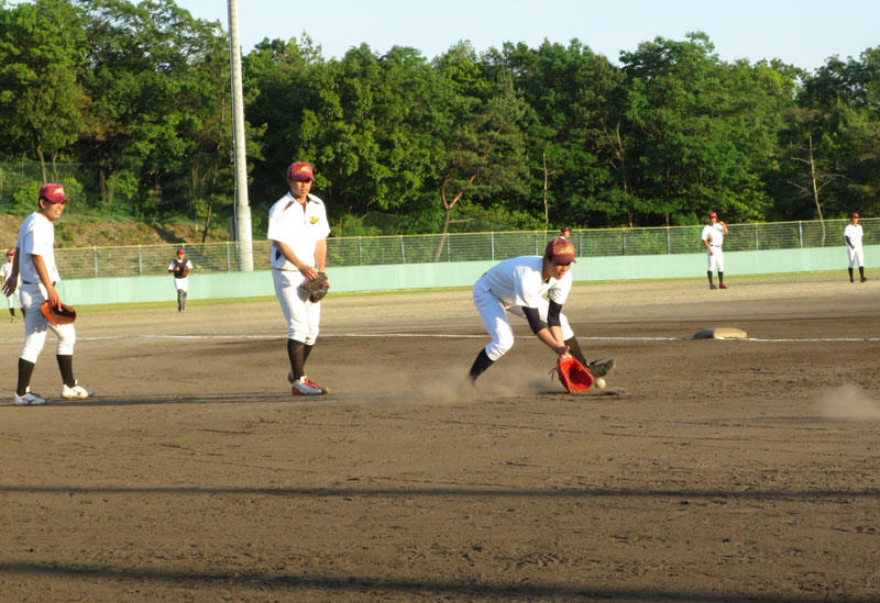 中部大学戦に向けて守備練習をする投手陣＝日進総合グラウンドで