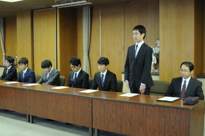 学長に全国大会出場を報告する将棋部員ら