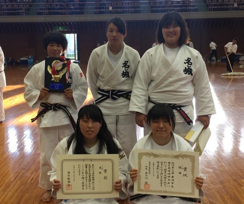 優勝を喜ぶ女子チーム＝愛知県武道館で