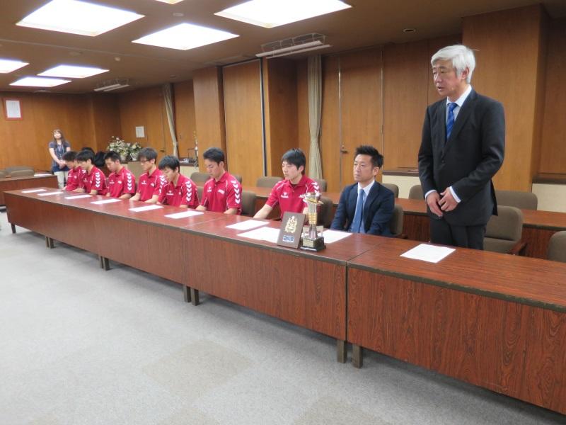 優勝報告する山田豊教職員部長(右端)