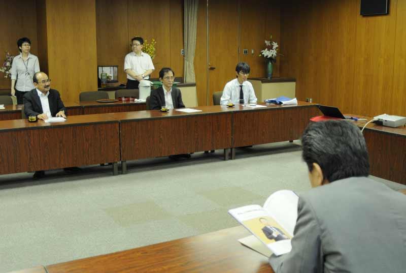 意見交換する(向こう側左から)吉久学長、上山教授、竹内教授