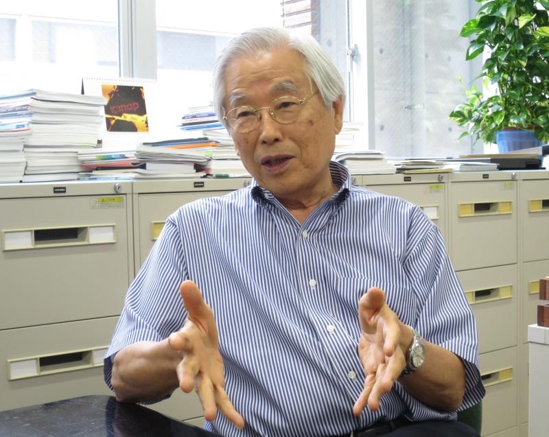 近況を語る飯島澄男終身教授