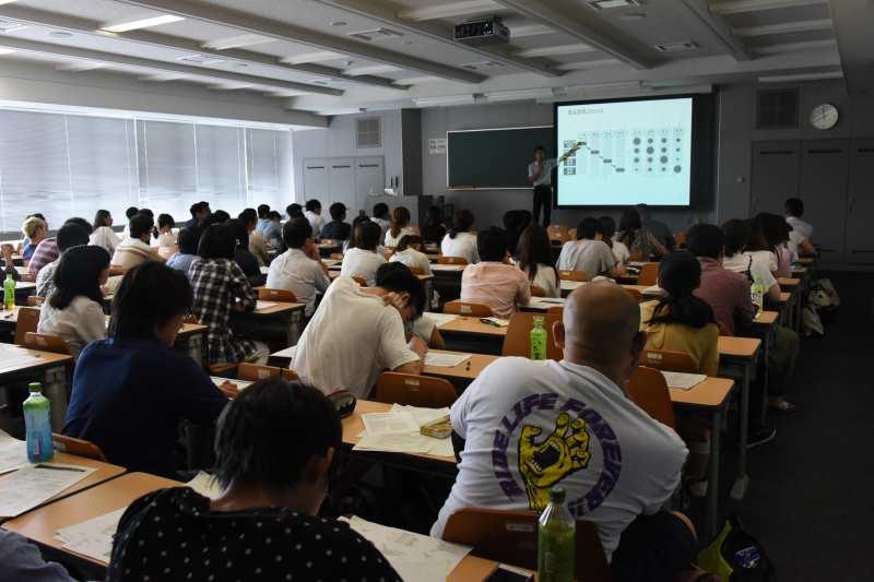 澤田准教授の講演を聞く学生ら