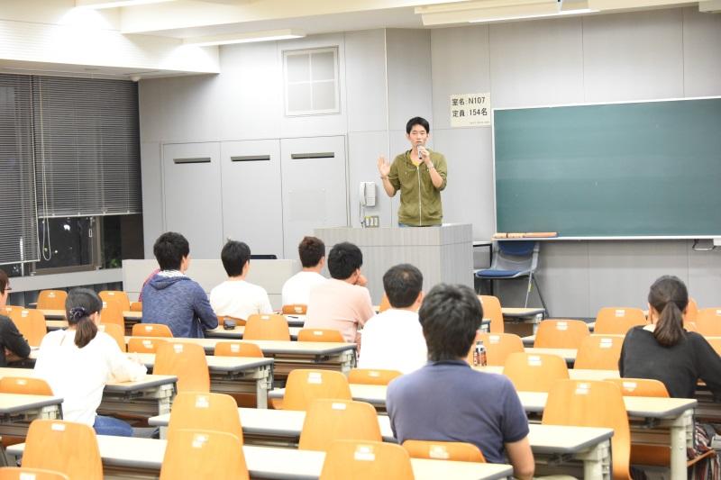 活動報告する松田さん
