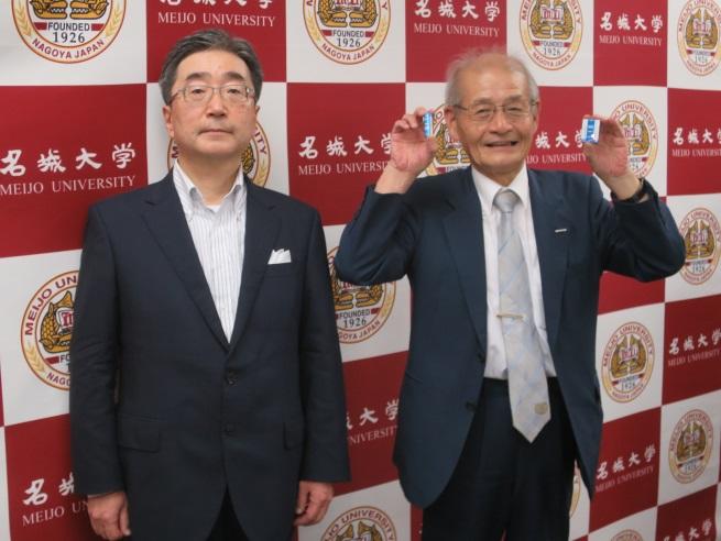 リチウムイオン電池を持つ吉野教授(右)と、磯前副学長