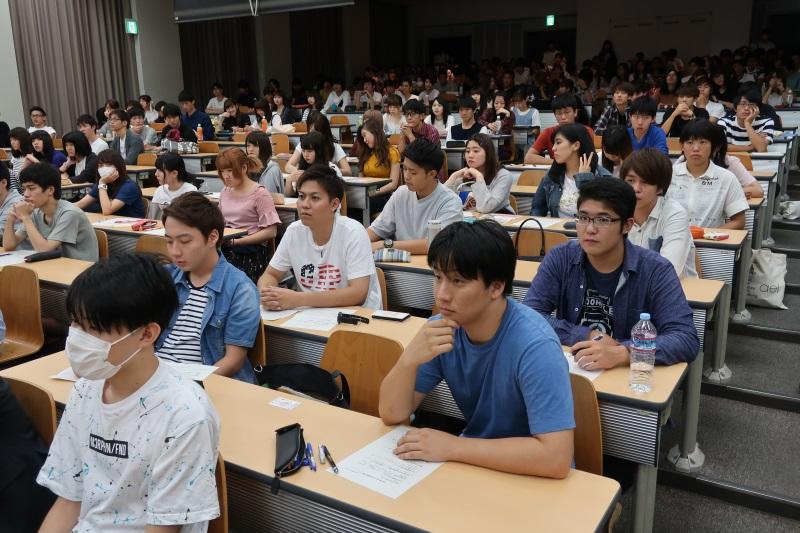 熱心に聞く経営学部の学生ら