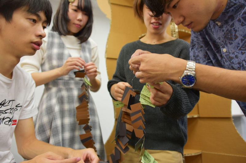 細かな作業に苦心しながら展示の準備をする学生たち