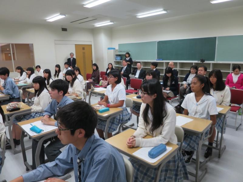 熱心に話を聞く生徒ら