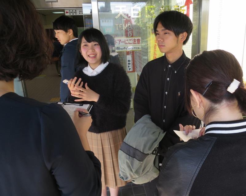 マスコミの取材を受ける酒井さん（左）と水野さん