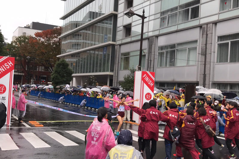 チームメートの元に飛び込む玉城選手