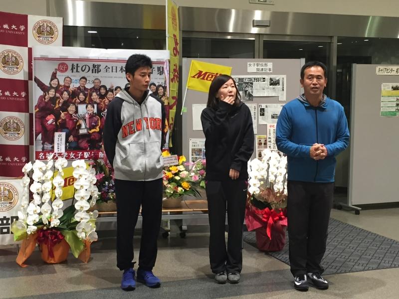 (右から)大学に到着しあいさつする米田勝朗監督、中尾真理子コーチ、北本隼ランニングコーチ