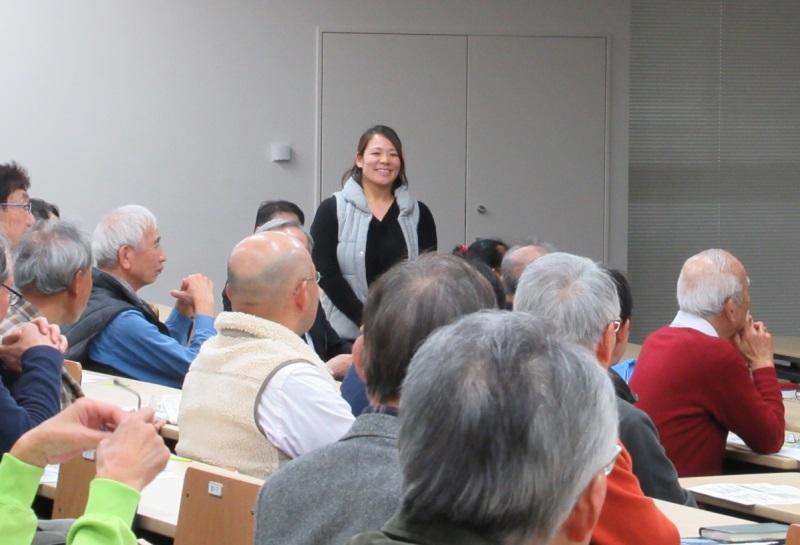 講演会に参加した谷本歩実さん