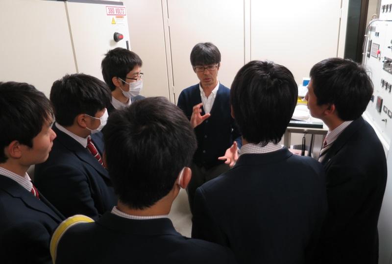 窒化物半導体のウエハーを作る装置の説明をする竹内教授