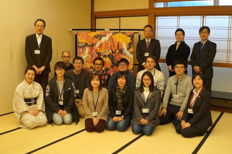 株式会社本陣平野屋で着物を前に