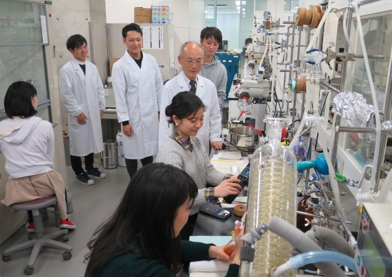 学生を指導する森教授