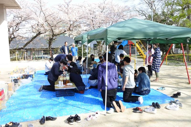 花吹雪の中で行われた亀崎児童センターでのワークショップ