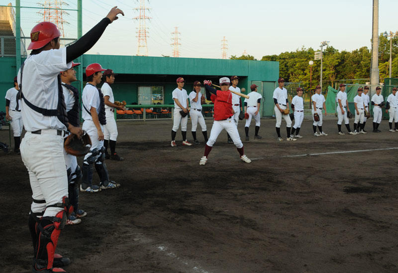 練習する硬式野球部員=日進総合グランドで