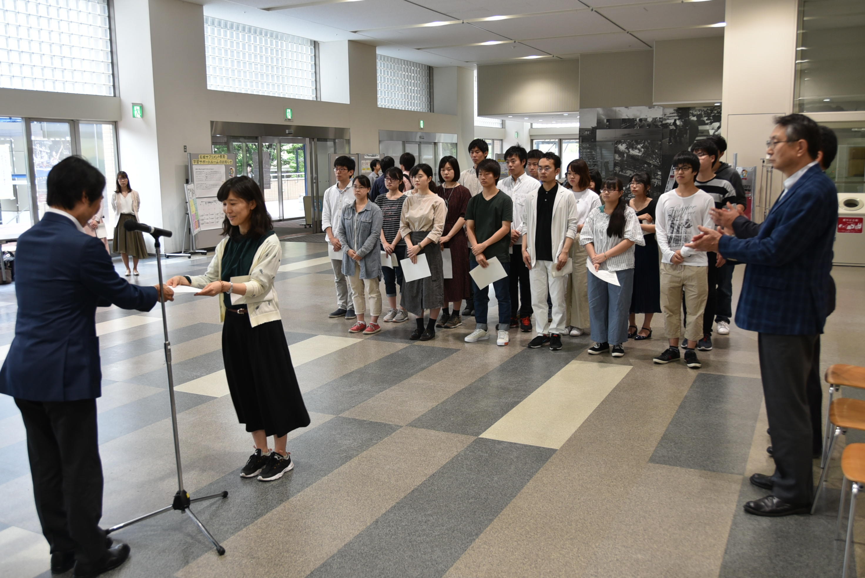 助成決定通知書を受け取る林千裕さん＝天白キャンパスのタワー75で