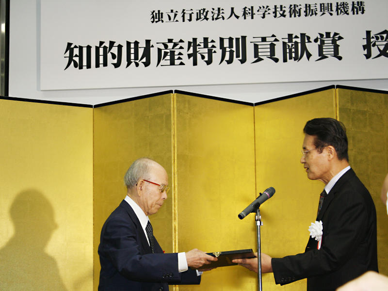 JSTの北澤理事長から表彰される赤﨑教授
