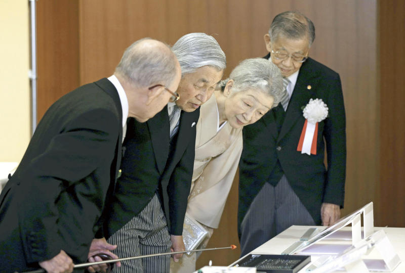 天皇、皇后両陛下に青色LED研究について説明する赤﨑教授(左)