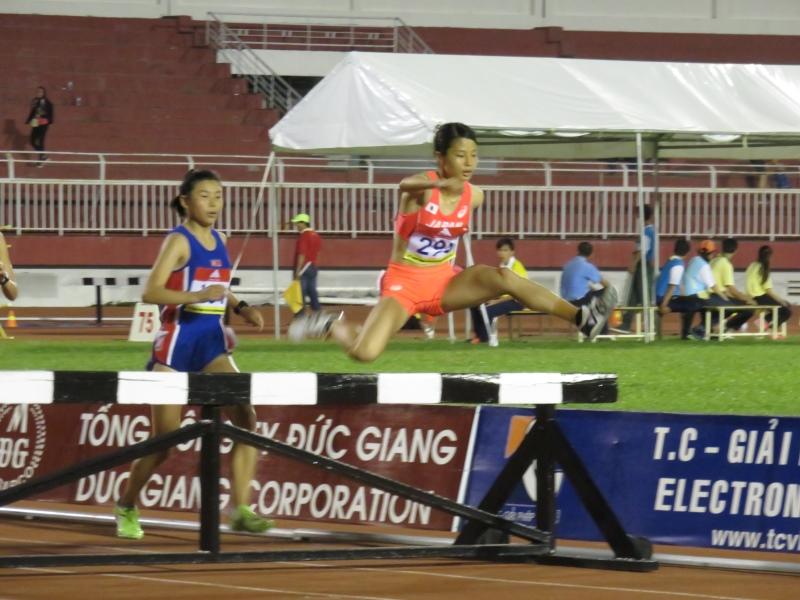 女子3000m障害でハードルを越す向井さん（米田勝朗監督撮影）