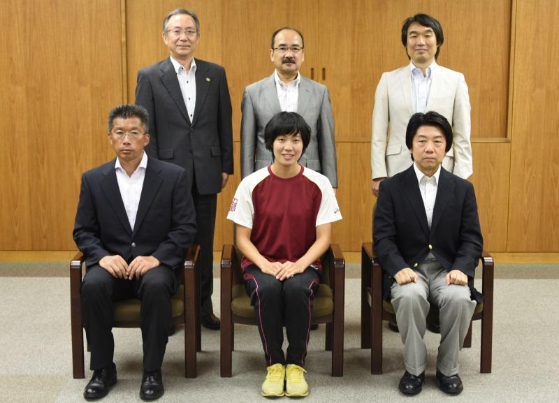 前列左から相場監督、小寺さん、田代部長