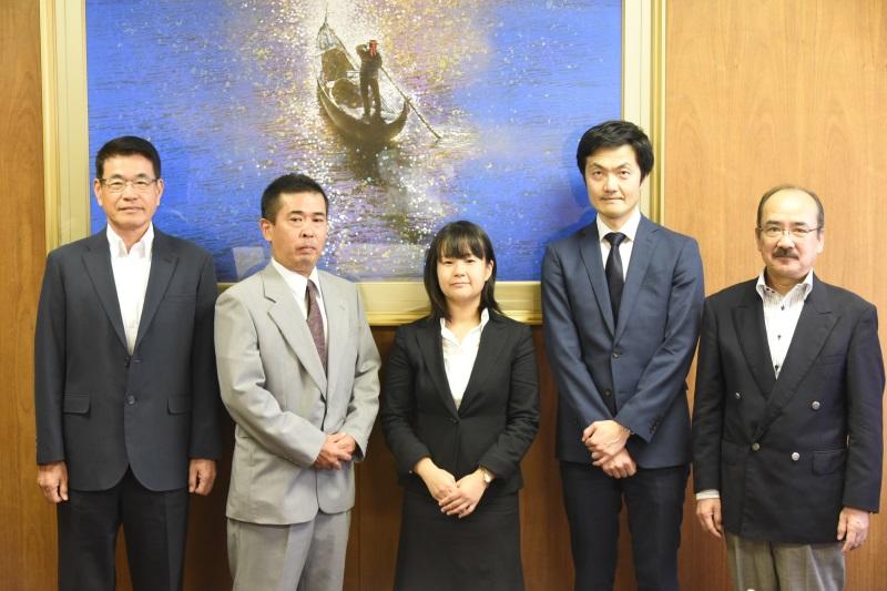 (左から)日比野研究科長、山口さん、佐橋さん、伊藤さん、吉久学長