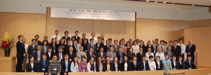 開会式後、写真に納まる参加者