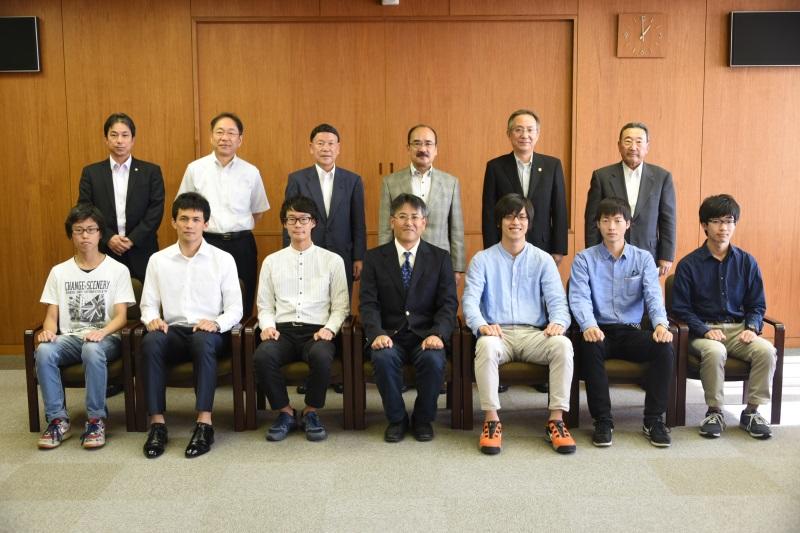 準優勝を報告した中島公平教員部長とエコノパワークラブ部員ら(前列)