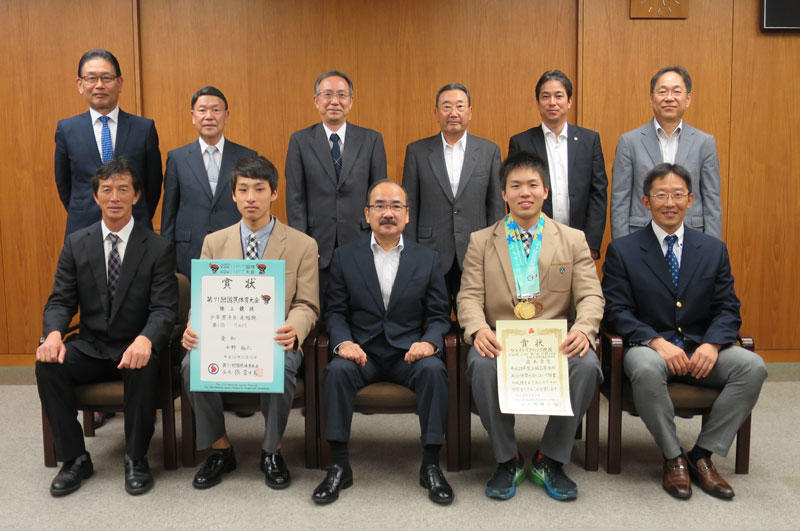 附属高校の扇本さんと中野さんが大学の学長らに優勝報告 ニュース 名城大学 附属高校の扇本さんと中野さんが大学の学長らに優勝報告 ニュース 名城大学