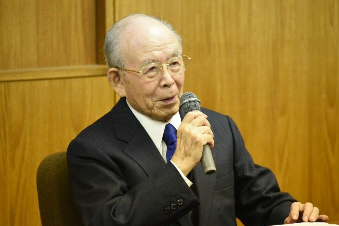 祝辞を述べる赤﨑終身教授