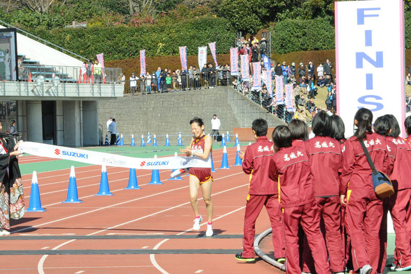 2位でゴールインする玉城かんな選手（法学部2年）＝静岡県富士市の富士総合運動公園陸上競技場で