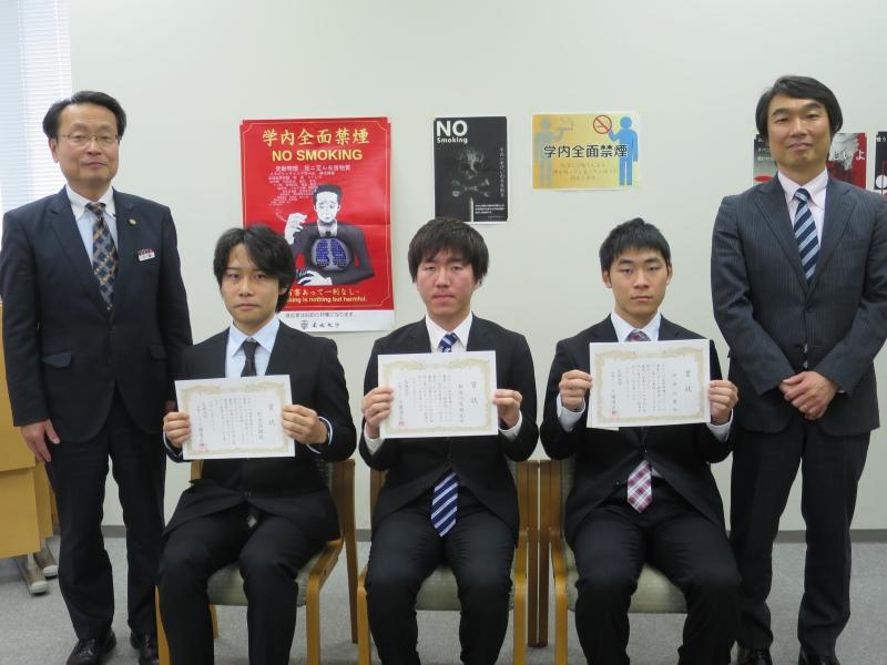 表彰された（左2人目から）松永さん、勅使河原さん、坪井さんと作品（それぞれの背後）＝天白キャンパスのタワー75で