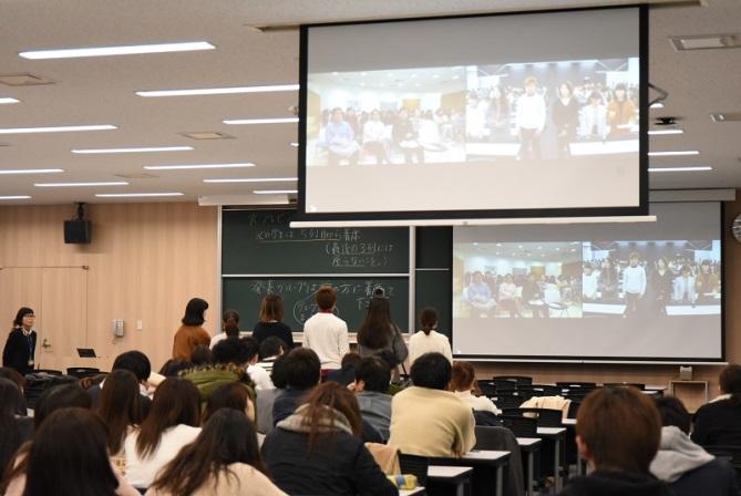 プレゼンテーションをする外国語学部生