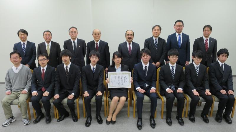 学長らに活動報告した将棋部員ら（前列）