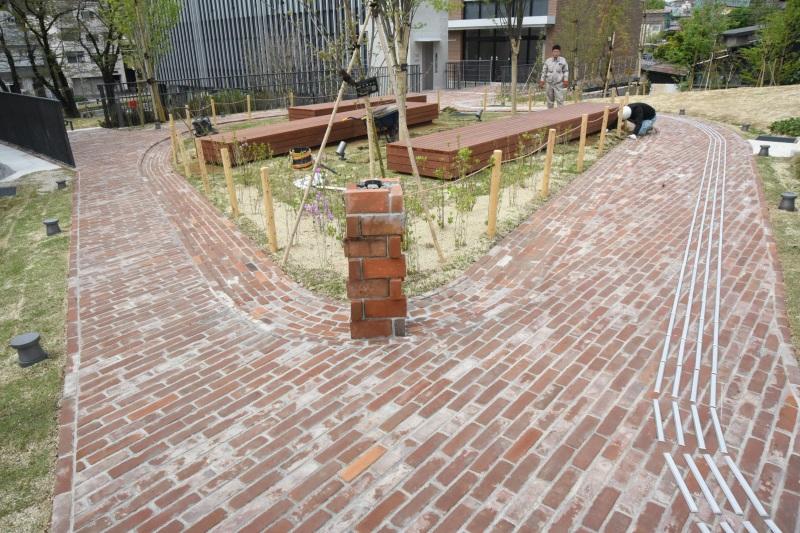 鍋屋上野浄水場の煉瓦が使われている正門アプローチ(天白キャンパス)