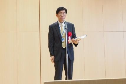 開会のあいさつをする平松正行薬学部長