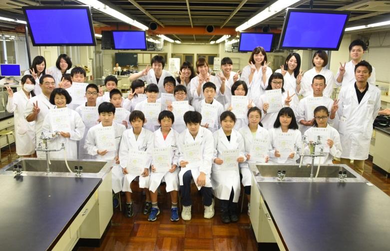 参加者らによる集合写真