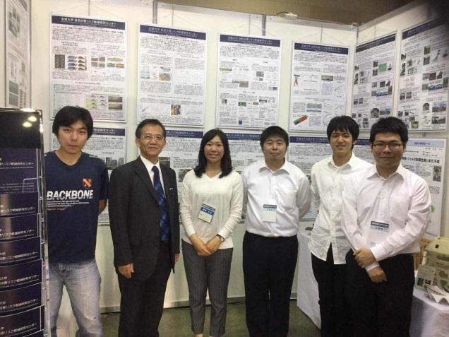 自然災害リスク軽減研究センターのメンバーの教員と学生＝吹上ホールで