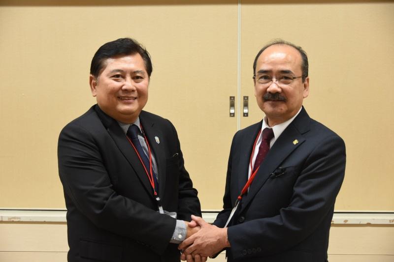 Prasert Pinpathomrat学長（左）と吉久学長