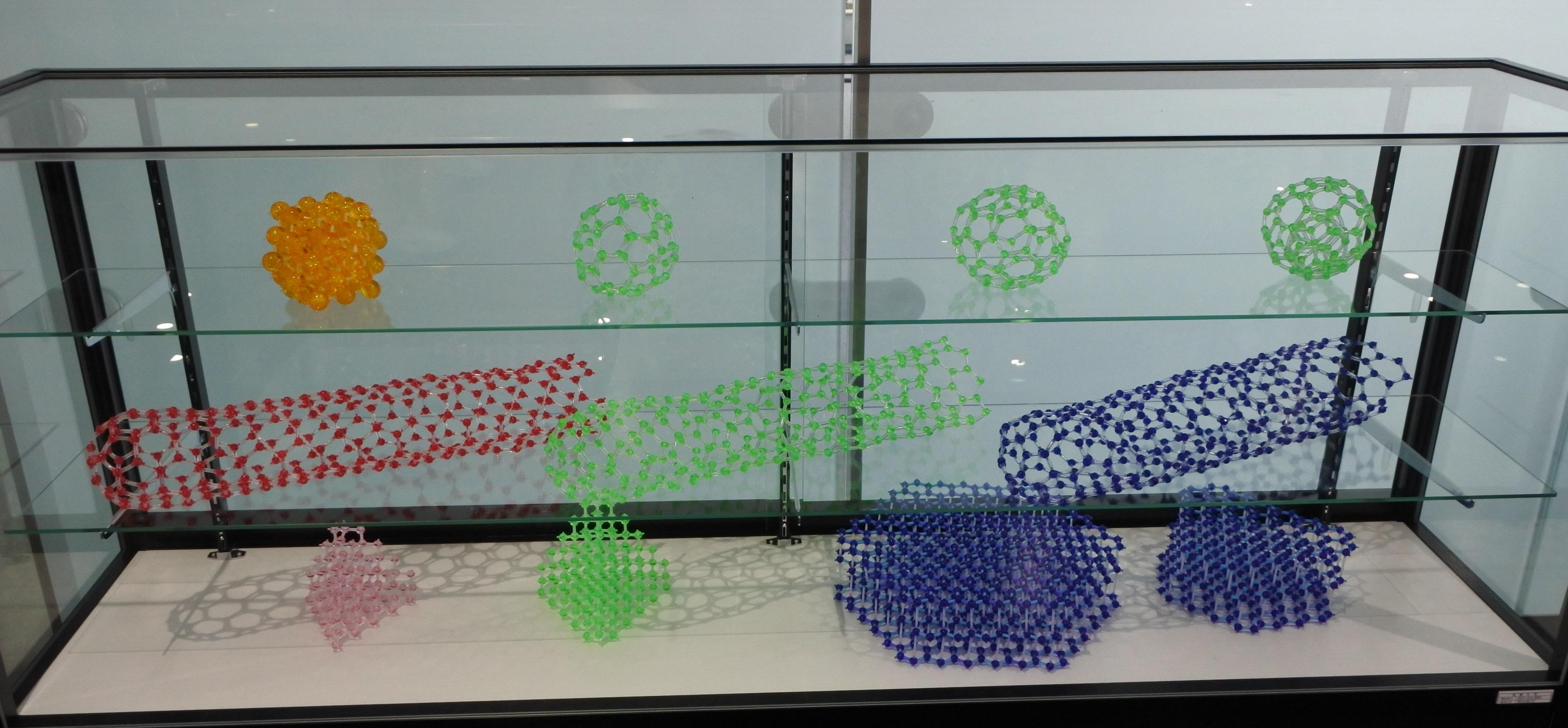 研究実験棟Ⅱに展示されているカーボンナノチューブの模型（中段）